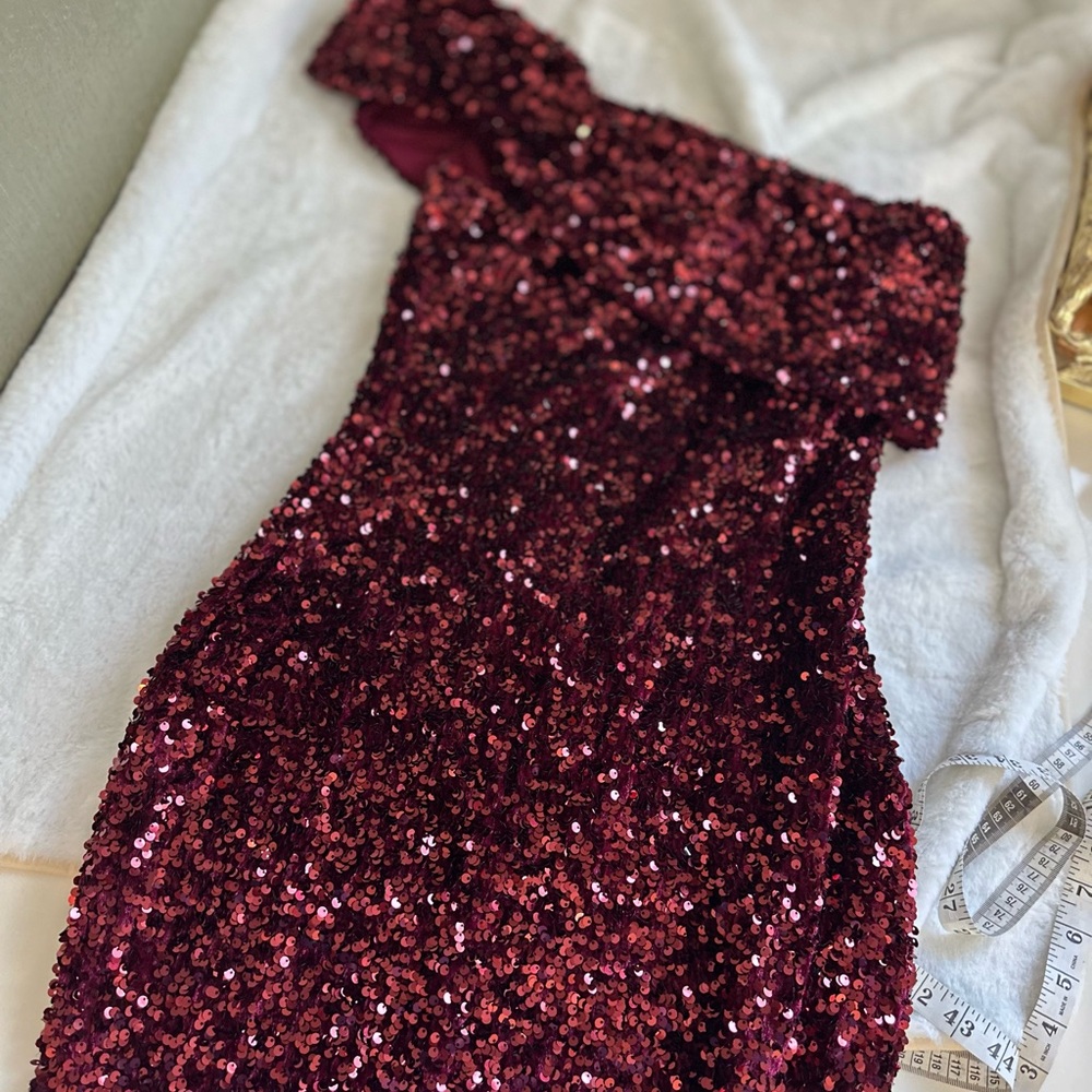 PIERRE ONE SHOULDER
SEQUIN MIDI DRESS - BURGUNDY - NWT Perfect to CHRISTMAS!!🎄 - Picture 6 of 7
